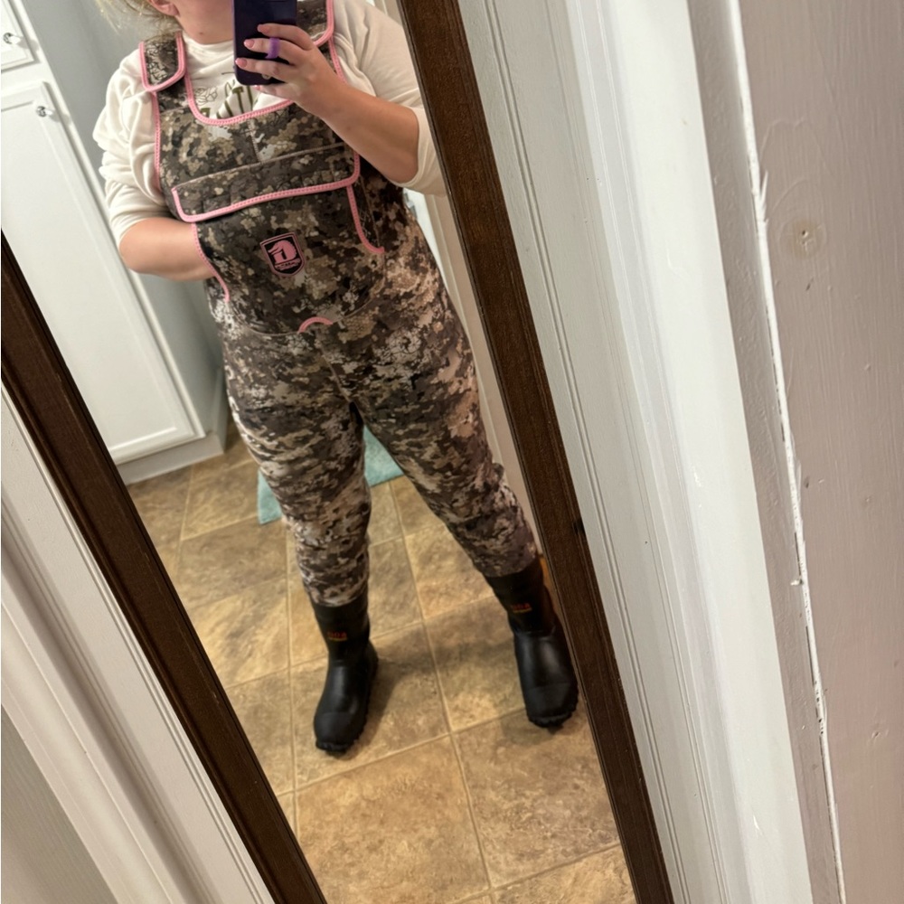 Women’s retro gator waders. Brand new. Size medium 8 color seven.